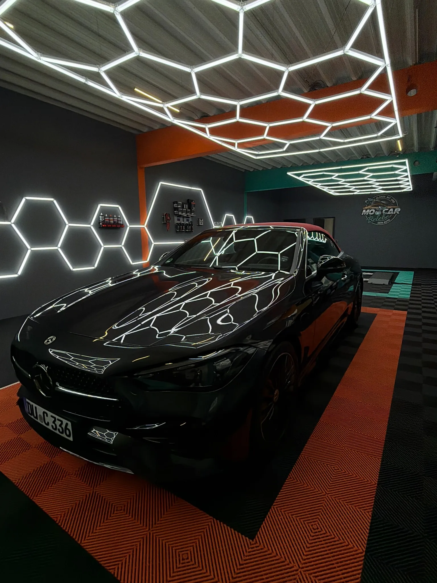 Detailaufnahme eines aufbereiteten Fahrzeugs in der MOCAR Galerie