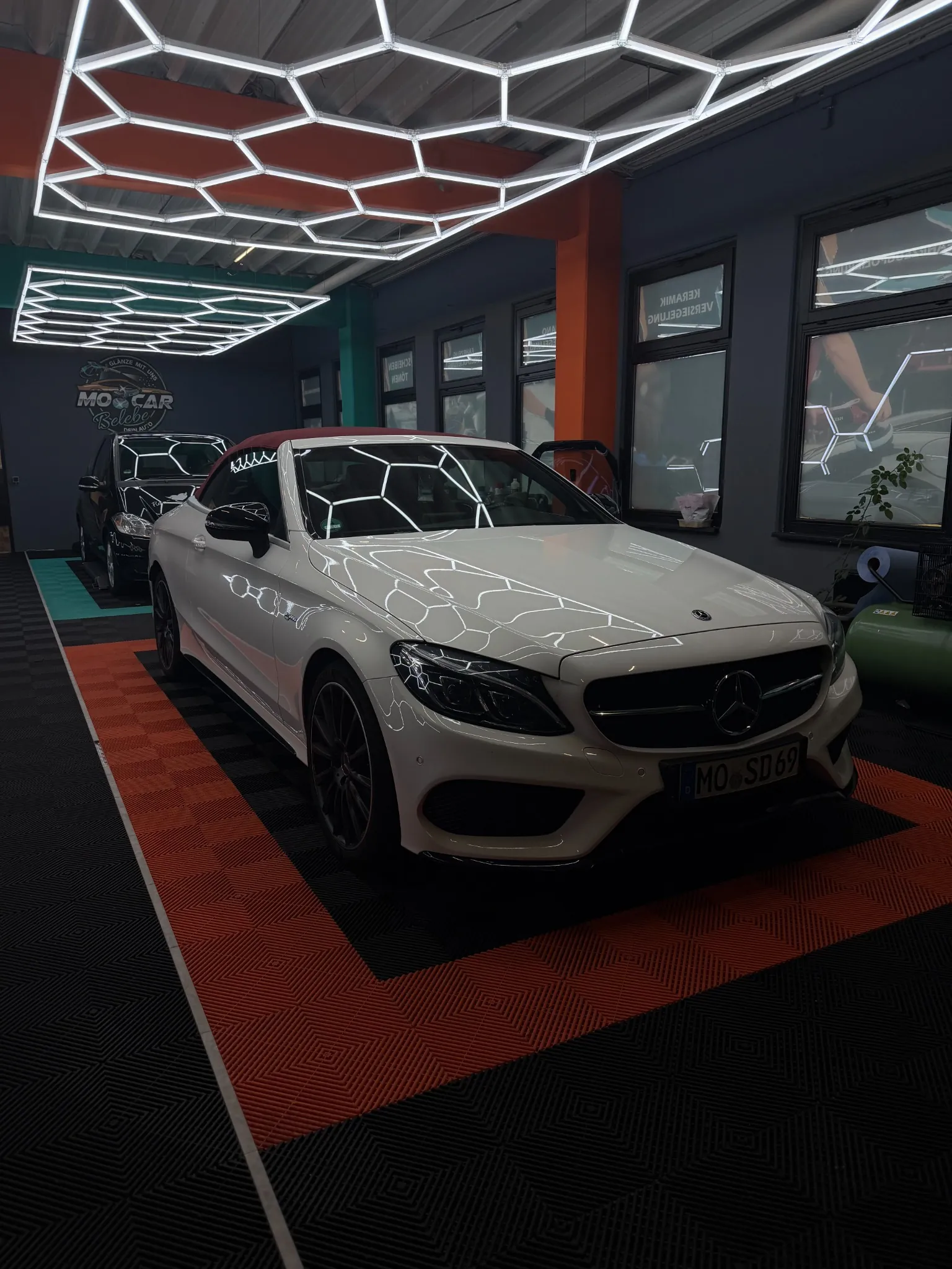 Detailaufnahme eines aufbereiteten Fahrzeugs in der MOCAR Galerie