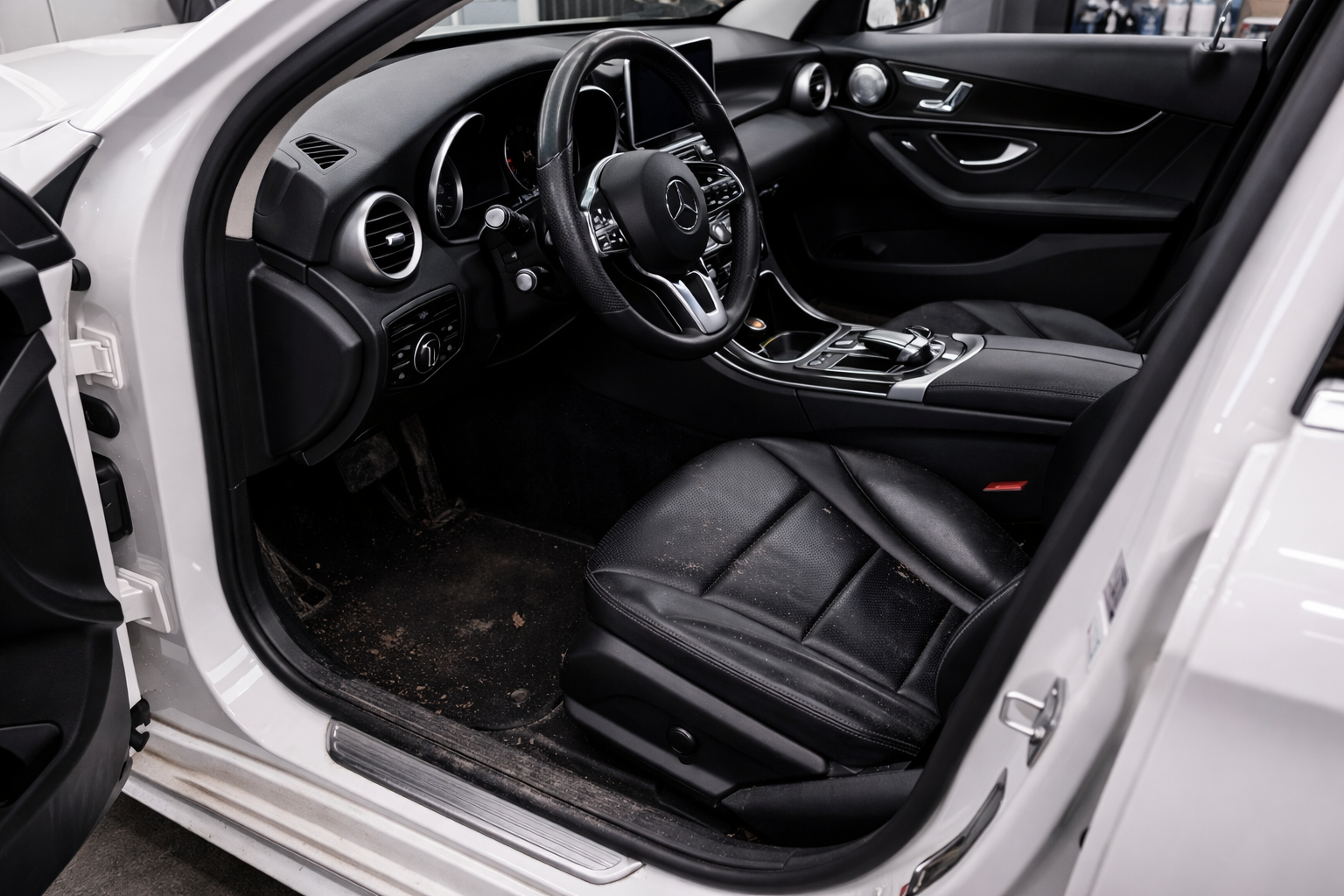 Fahrzeuginnenraum vor der Aufbereitung – verschmutzt